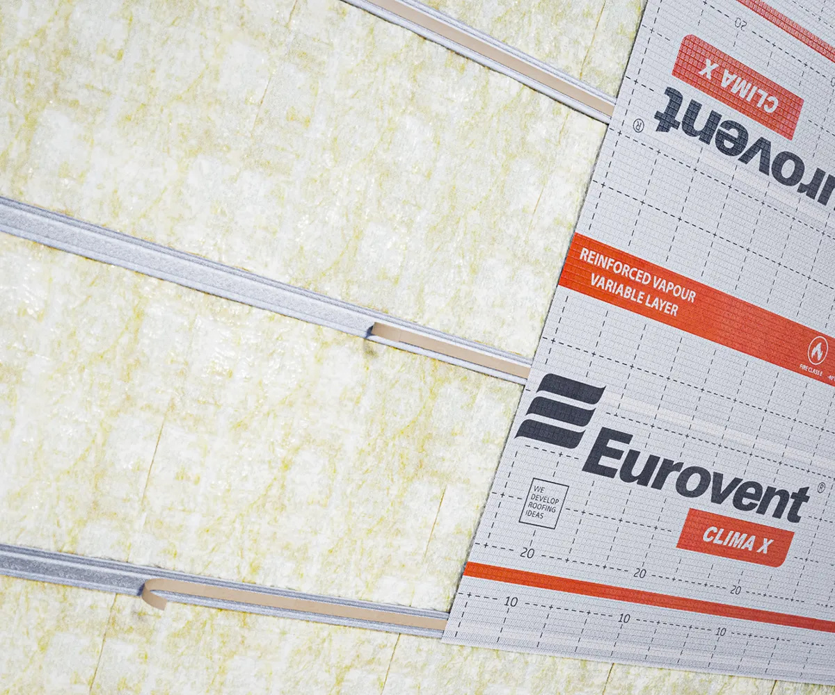 Eurovent DUO dobbeltsidig tape for montering av CLIMA X dampbrems på stålprofiler.